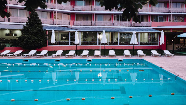 不懂游泳池水處理設(shè)備怎么選？南寧長(zhǎng)江源來(lái)教你